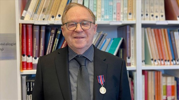 Jean Hétu reçoit la Médaille du couronnement du Roi Charles III
