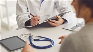 Québec annonce des mesures qui visent à alléger la tâche des médecins