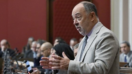 Dubé suggère de transférer des chirurgies au privé après un an d'attente