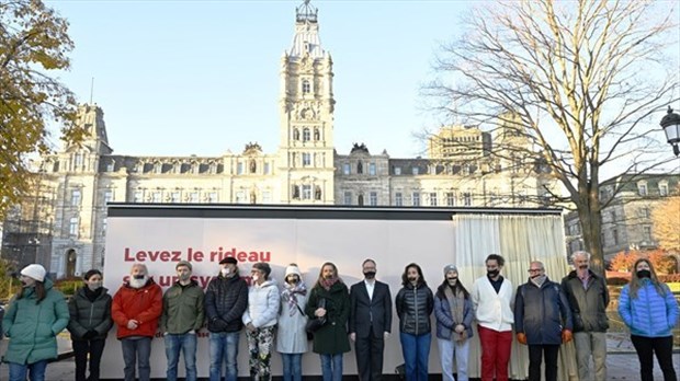 Loi spéciale: outrés, des médecins manifestent devant l'Assemblée nationale