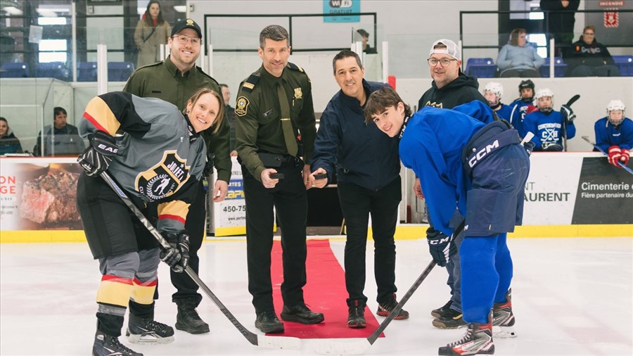 Match amical entre les policiers de la SQ et des élèves du secondaire