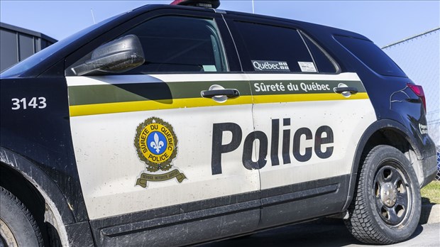 Un véhicule endommagé par des tirs d'arme à feu à St-Charles-Borromée