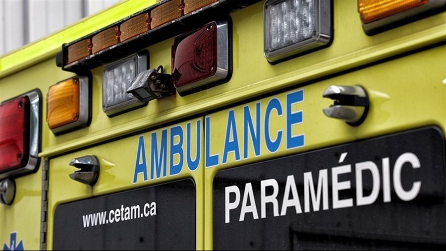 Collision entre une voiture et un camion lourd  sur le rang de la Rivière Nord