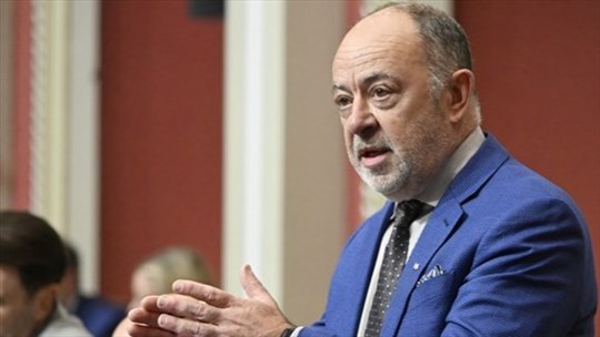 Négociations avec les médecins: Dubé prêt à mettre de l’eau dans son vin