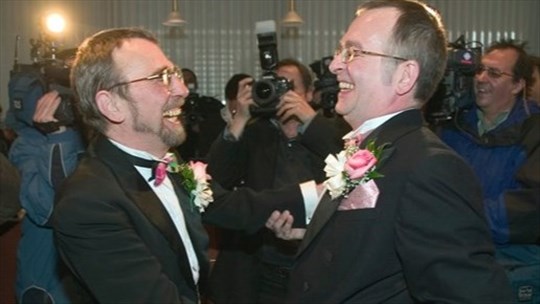 Les mariages de couples du même genre augmentent, mais le mariage reste peu fréquent