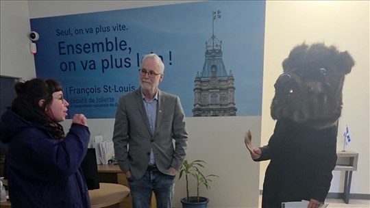 Des groupes de défenses perturbent les bureaux de services Québec