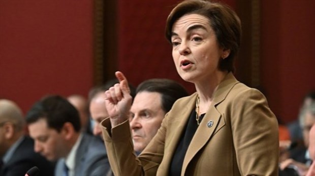 Christine Fréchette s'est fait questionner sur le PEQ par un député français