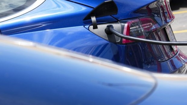 Québec revoit à la baisse sa cible de ventes de véhicules électriques pour 2035